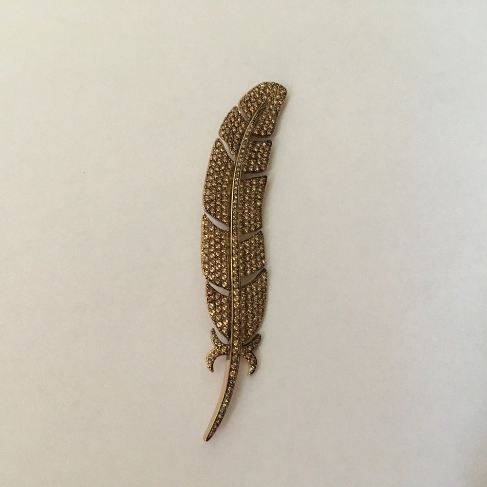 Queen Elizabeth Faux Braeman Feather Brooch